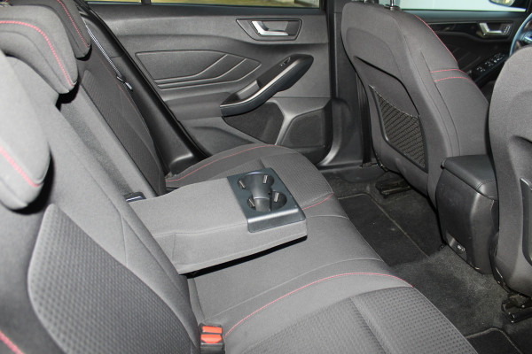 Ford FOCUS Wagon 1.0-125pk EcoBoost ST-Line AUTOMAAT ! Heel erg nette en goed onderhouden Ford Focus ST-Line wagon automaat. Volautm. airco dual, stoel-, stuur- en voorraamverw., camera, trekhaak, navigatie, telefoonvoorb., LM wln, cruise cntrl, skiluik etc., etc.... Ford FOCUS Wagon 1.0-125pk EcoBoost ST-Line AUTOMAAT ! Heel erg nette en goed onderhouden Ford Focus ST-Line wagon automaat. Volautm. airco dual, stoel-, stuur- en voorraamverw., camera, trekhaak, navigatie, telefoonvoorb., LM wln, cruise cntrl, skiluik etc., etc....