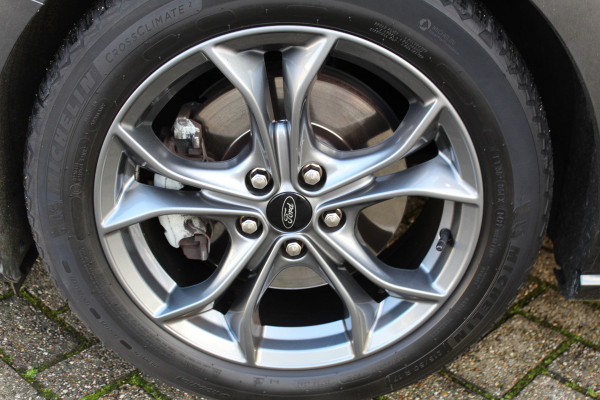 Ford FOCUS Wagon 1.0-125pk EcoBoost ST-Line AUTOMAAT ! Heel erg nette en goed onderhouden Ford Focus ST-Line wagon automaat. Volautm. airco dual, stoel-, stuur- en voorraamverw., camera, trekhaak, navigatie, telefoonvoorb., LM wln, cruise cntrl, skiluik etc., etc.... Ford FOCUS Wagon 1.0-125pk EcoBoost ST-Line AUTOMAAT ! Heel erg nette en goed onderhouden Ford Focus ST-Line wagon automaat. Volautm. airco dual, stoel-, stuur- en voorraamverw., camera, trekhaak, navigatie, telefoonvoorb., LM wln, cruise cntrl, skiluik etc., etc....