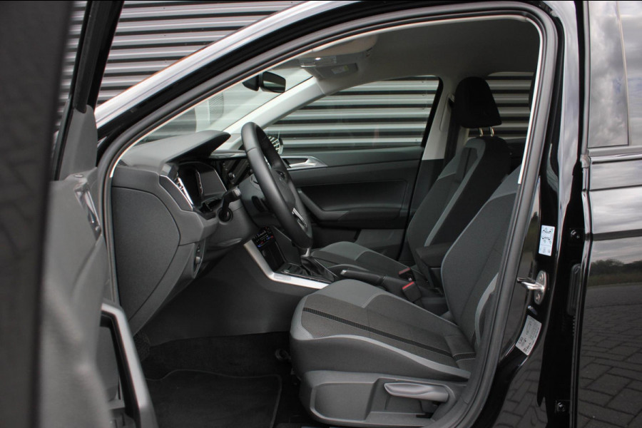 Volkswagen Polo 1.0 TSI 110PK DSG R-LINE / FULL BLACK / VERLAGINGSVEREN / APPLE CARPLAY / LED KOPLAMPEN / DIGITAL DASCH / MAXTON