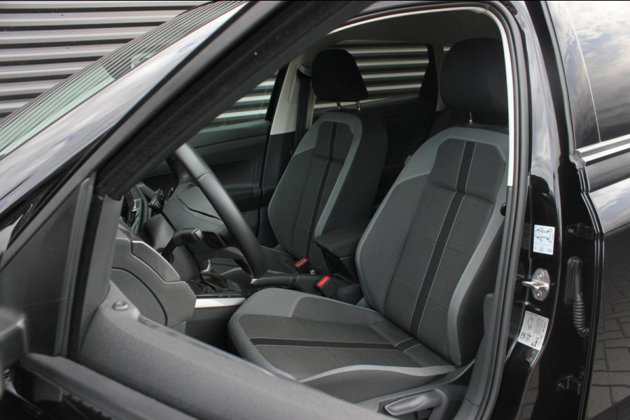 Volkswagen Polo 1.0 TSI 110PK DSG R-LINE / FULL BLACK / VERLAGINGSVEREN / APPLE CARPLAY / LED KOPLAMPEN / DIGITAL DASCH / MAXTON