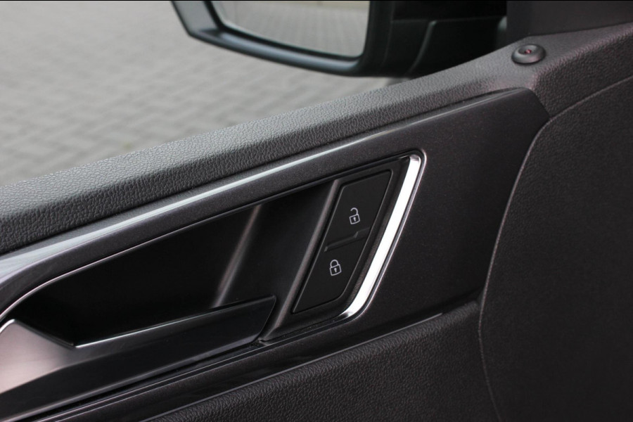 Volkswagen Polo 1.0 TSI 110PK DSG R-LINE / FULL BLACK / VERLAGINGSVEREN / APPLE CARPLAY / LED KOPLAMPEN / DIGITAL DASCH / MAXTON