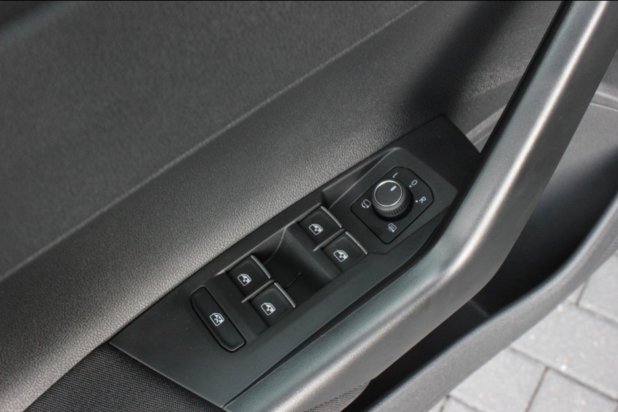 Volkswagen Polo 1.0 TSI 110PK DSG R-LINE / FULL BLACK / VERLAGINGSVEREN / APPLE CARPLAY / LED KOPLAMPEN / DIGITAL DASCH / MAXTON