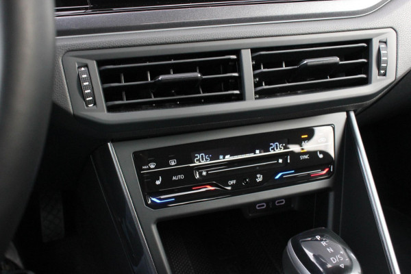 Volkswagen Polo 1.0 TSI 110PK DSG R-LINE / FULL BLACK / VERLAGINGSVEREN / APPLE CARPLAY / LED KOPLAMPEN / DIGITAL DASCH / MAXTON