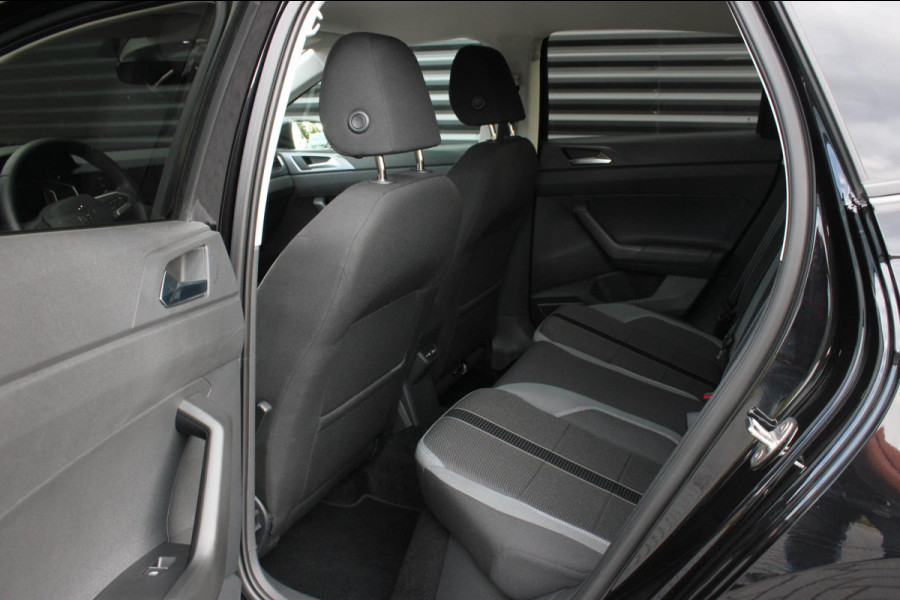 Volkswagen Polo 1.0 TSI 110PK DSG R-LINE / FULL BLACK / VERLAGINGSVEREN / APPLE CARPLAY / LED KOPLAMPEN / DIGITAL DASCH / MAXTON