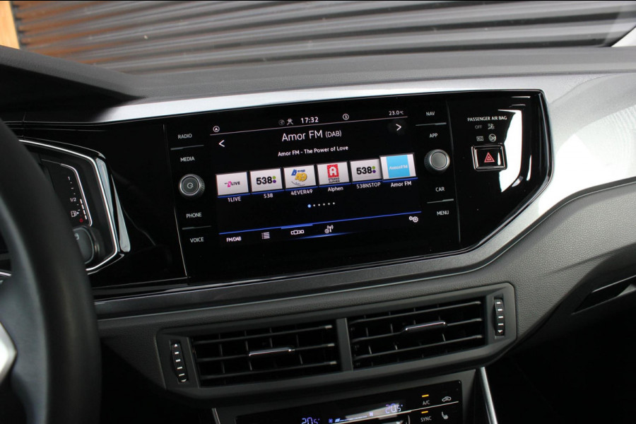 Volkswagen Polo 1.0 TSI 110PK DSG R-LINE / FULL BLACK / VERLAGINGSVEREN / APPLE CARPLAY / LED KOPLAMPEN / DIGITAL DASCH / MAXTON