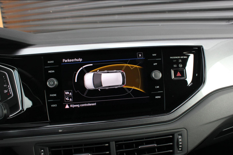 Volkswagen Polo 1.0 TSI 110PK DSG R-LINE / FULL BLACK / VERLAGINGSVEREN / APPLE CARPLAY / LED KOPLAMPEN / DIGITAL DASCH / MAXTON