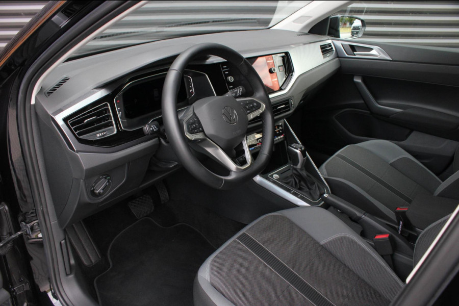 Volkswagen Polo 1.0 TSI 110PK DSG R-LINE / FULL BLACK / VERLAGINGSVEREN / APPLE CARPLAY / LED KOPLAMPEN / DIGITAL DASCH / MAXTON