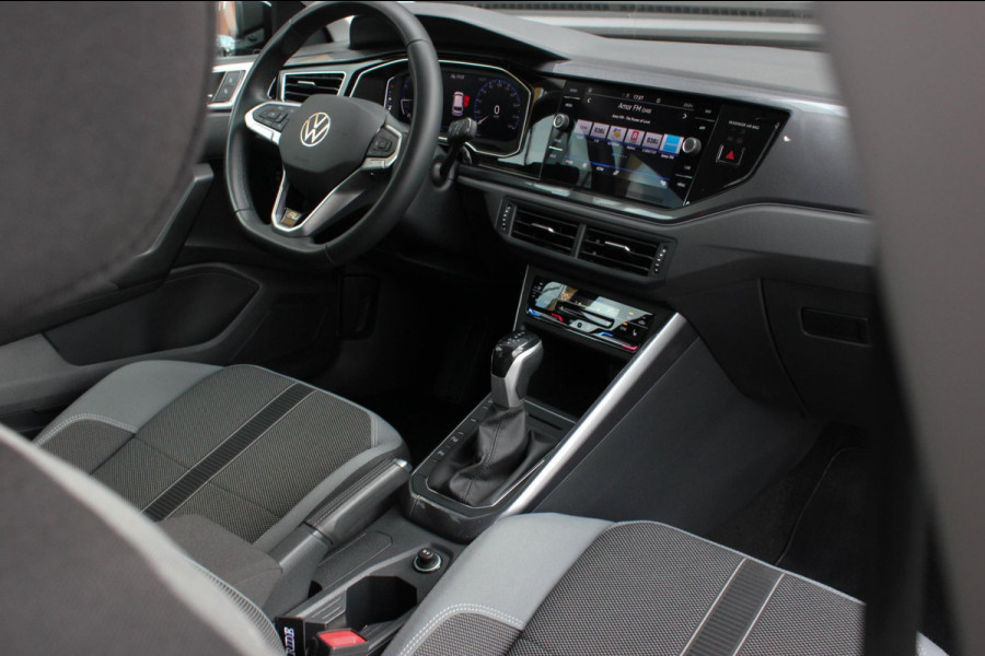 Volkswagen Polo 1.0 TSI 110PK DSG R-LINE / FULL BLACK / VERLAGINGSVEREN / APPLE CARPLAY / LED KOPLAMPEN / DIGITAL DASCH / MAXTON