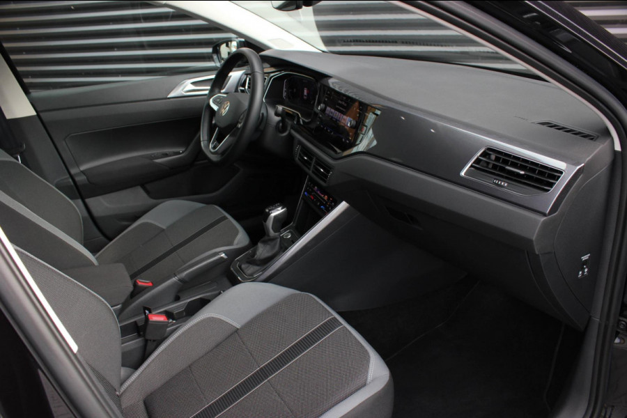 Volkswagen Polo 1.0 TSI 110PK DSG R-LINE / FULL BLACK / VERLAGINGSVEREN / APPLE CARPLAY / LED KOPLAMPEN / DIGITAL DASCH / MAXTON