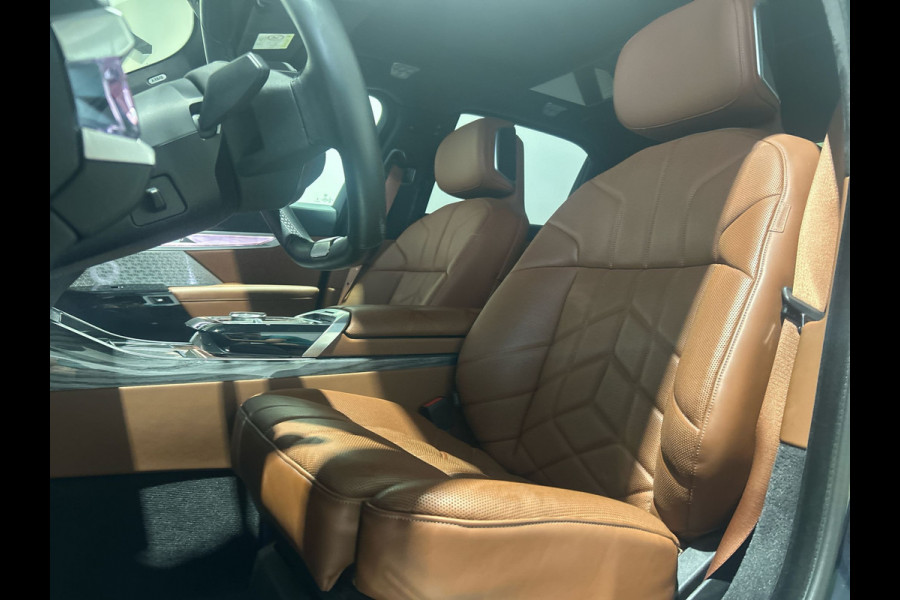 BMW i7 xDrive60 Privilege Edition 106 kWh | Bowers & Wilkins Sound | Driving assistant | Luchtvering | Massagestoelen | Parking assistant
