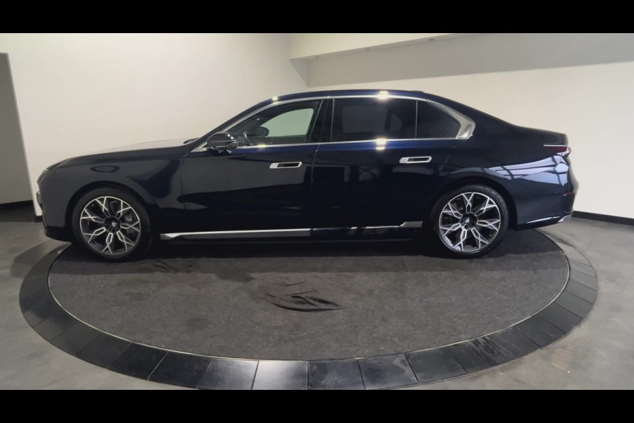 BMW i7 xDrive60 Privilege Edition 106 kWh | Bowers & Wilkins Sound | Driving assistant | Luchtvering | Massagestoelen | Parking assistant