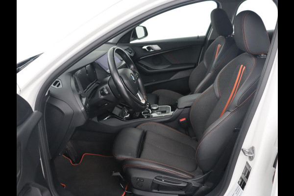 BMW 1-serie 118i High Executive | Sport line | Automaat | Carplay | Navigatie | DAB | Sfeerverlichting | Stoelverwarming | Climate controle | Cruise control | Half Leder