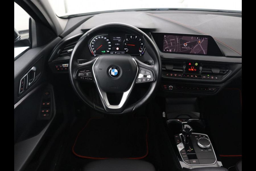 BMW 1-serie 118i High Executive | Sport line | Automaat | Carplay | Navigatie | DAB | Sfeerverlichting | Stoelverwarming | Climate controle | Cruise control | Half Leder
