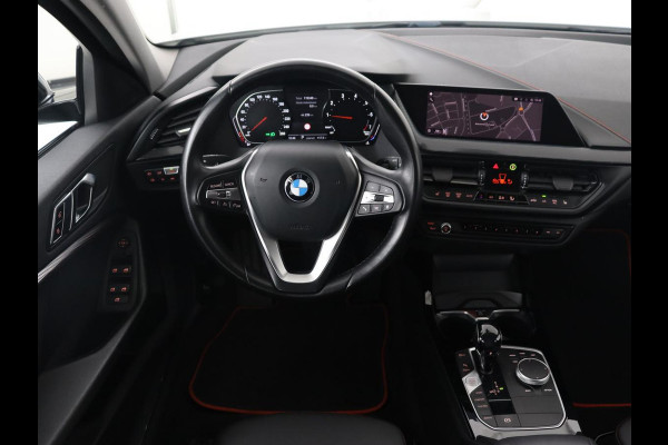 BMW 1-serie 118i High Executive | Sport line | Automaat | Carplay | Navigatie | DAB | Sfeerverlichting | Stoelverwarming | Climate controle | Cruise control | Half Leder