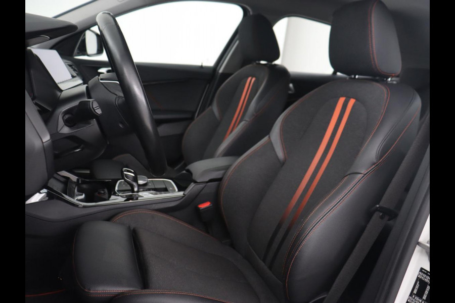 BMW 1-serie 118i High Executive | Sport line | Automaat | Carplay | Navigatie | DAB | Sfeerverlichting | Stoelverwarming | Climate controle | Cruise control | Half Leder