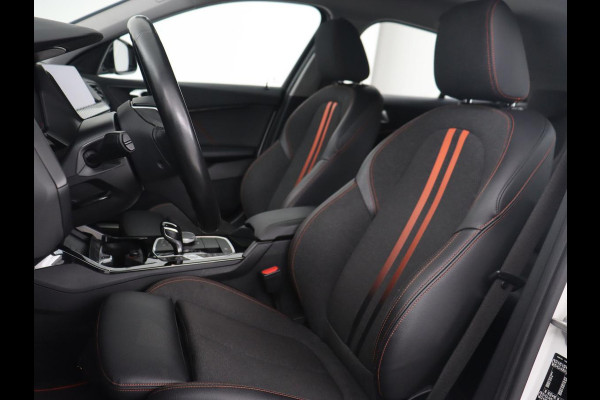 BMW 1-serie 118i High Executive | Sport line | Automaat | Carplay | Navigatie | DAB | Sfeerverlichting | Stoelverwarming | Climate controle | Cruise control | Half Leder