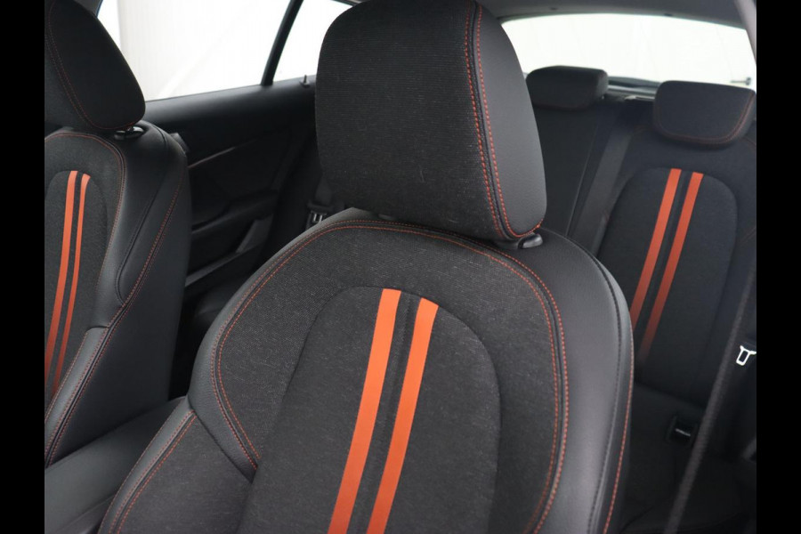 BMW 1-serie 118i High Executive | Sport line | Automaat | Carplay | Navigatie | DAB | Sfeerverlichting | Stoelverwarming | Climate controle | Cruise control | Half Leder
