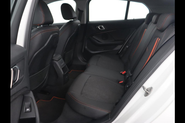 BMW 1-serie 118i High Executive | Sport line | Automaat | Carplay | Navigatie | DAB | Sfeerverlichting | Stoelverwarming | Climate controle | Cruise control | Half Leder