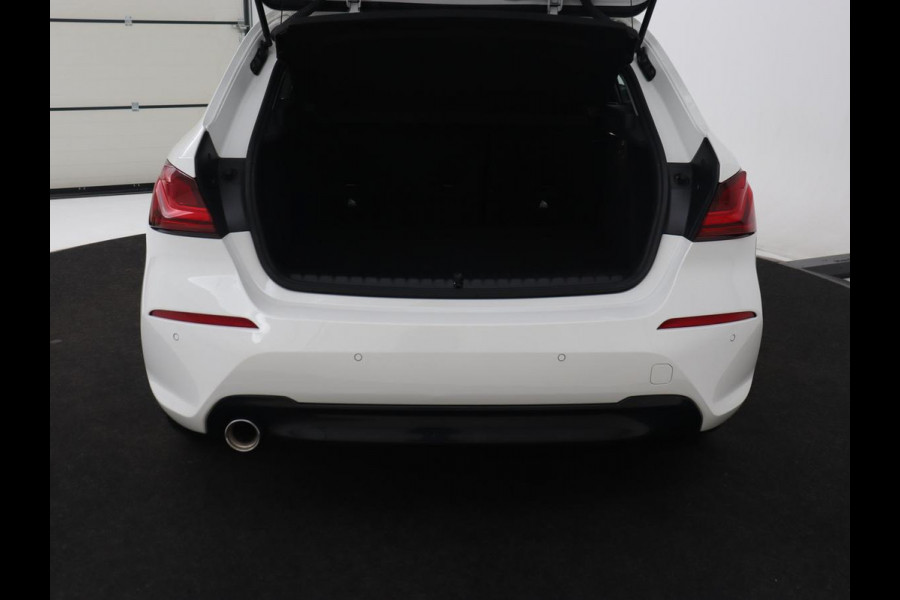 BMW 1-serie 118i High Executive | Sport line | Automaat | Carplay | Navigatie | DAB | Sfeerverlichting | Stoelverwarming | Climate controle | Cruise control | Half Leder