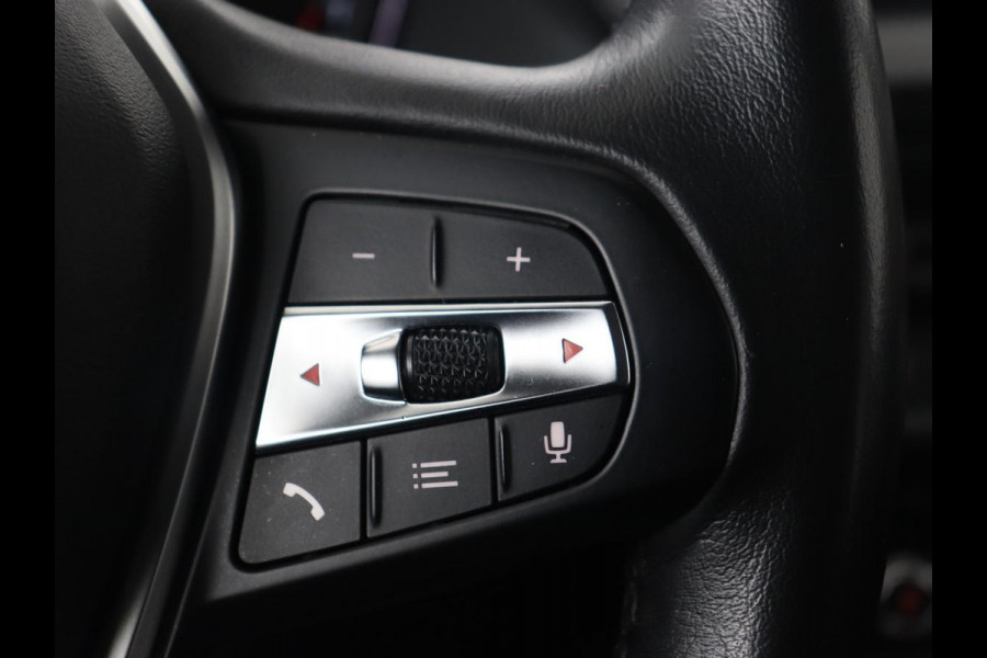 BMW 1-serie 118i High Executive | Sport line | Automaat | Carplay | Navigatie | DAB | Sfeerverlichting | Stoelverwarming | Climate controle | Cruise control | Half Leder