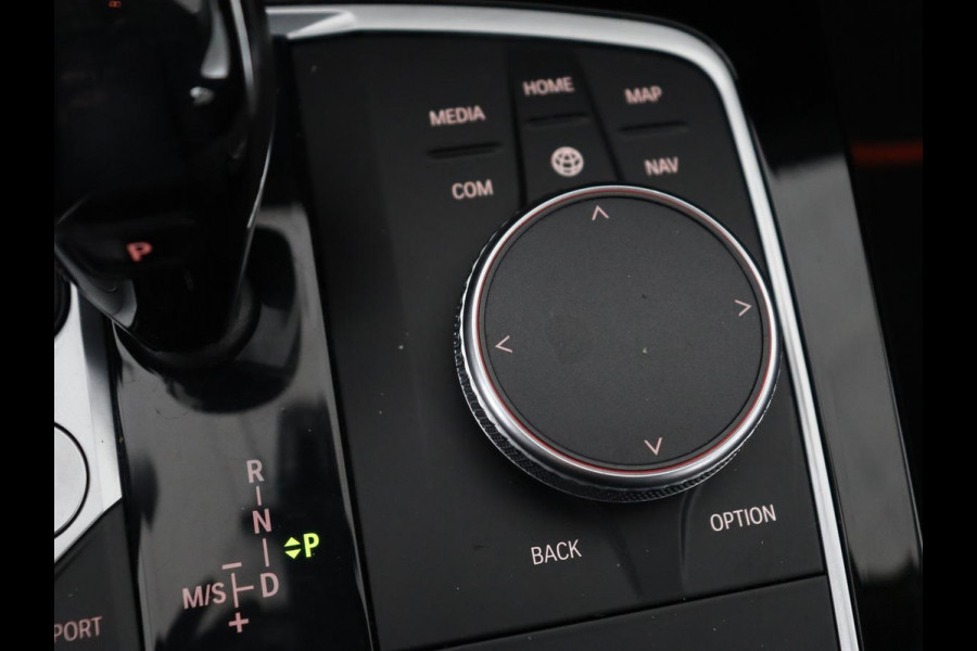 BMW 1-serie 118i High Executive | Sport line | Automaat | Carplay | Navigatie | DAB | Sfeerverlichting | Stoelverwarming | Climate controle | Cruise control | Half Leder