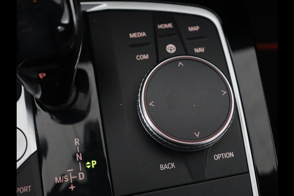 BMW 1-serie 118i High Executive | Sport line | Automaat | Carplay | Navigatie | DAB | Sfeerverlichting | Stoelverwarming | Climate controle | Cruise control | Half Leder