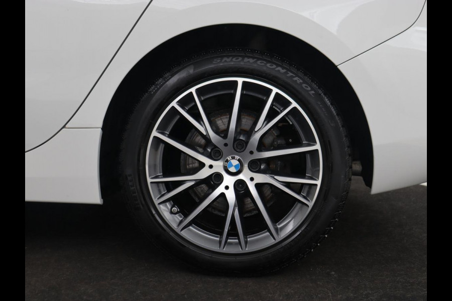 BMW 1-serie 118i High Executive | Sport line | Automaat | Carplay | Navigatie | DAB | Sfeerverlichting | Stoelverwarming | Climate controle | Cruise control | Half Leder