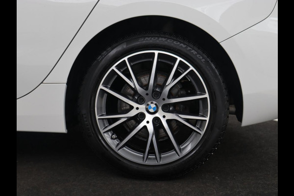 BMW 1-serie 118i High Executive | Sport line | Automaat | Carplay | Navigatie | DAB | Sfeerverlichting | Stoelverwarming | Climate controle | Cruise control | Half Leder