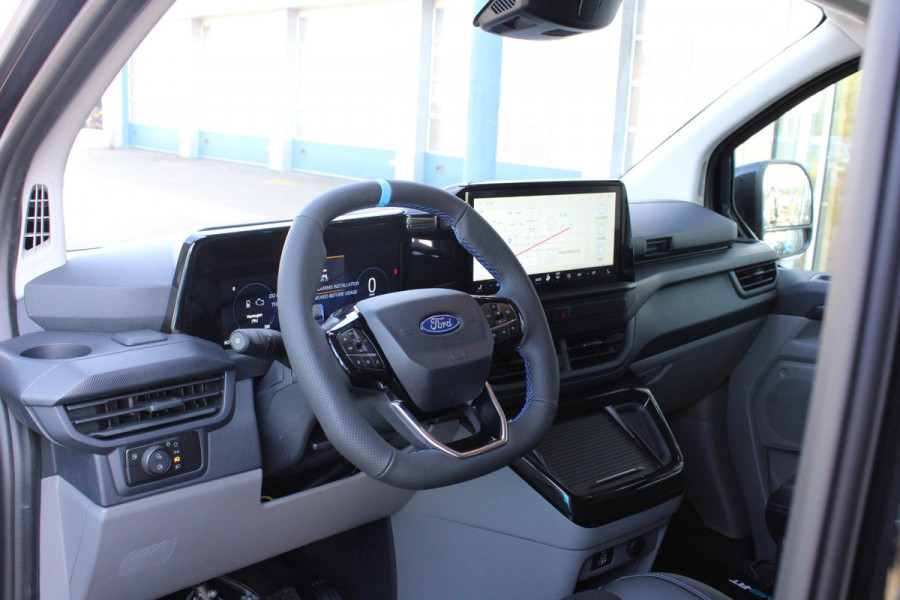 Ford Transit Custom 320 2.5 PHEV L2H1 MS-RT DC 233pk | | Dubbele Cabine | Dubbele zijschuifdeur | Inklapbare trekhaak | Navigatie systeem | Adaptieve LED koplampen met verblindingsvrij grootlicht | Bekleding zijwand en achterdeuren (volledig)
