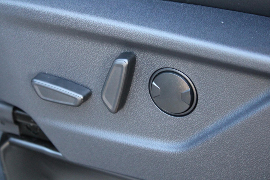 Ford Transit Custom 320 2.5 PHEV L2H1 MS-RT DC 233pk | | Dubbele Cabine | Dubbele zijschuifdeur | Inklapbare trekhaak | Navigatie systeem | Adaptieve LED koplampen met verblindingsvrij grootlicht | Bekleding zijwand en achterdeuren (volledig)