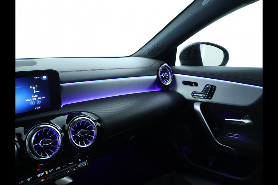 Mercedes-Benz CLA-Klasse Shooting Brake 200 Business Solution AMG Panoramadak | 5 spaaks lichtmetalen velgen | elct. bed. voorstoelen met memory | parking support met camera achter | Inclusief 24 maanden MB Certified garantie voor Europa.