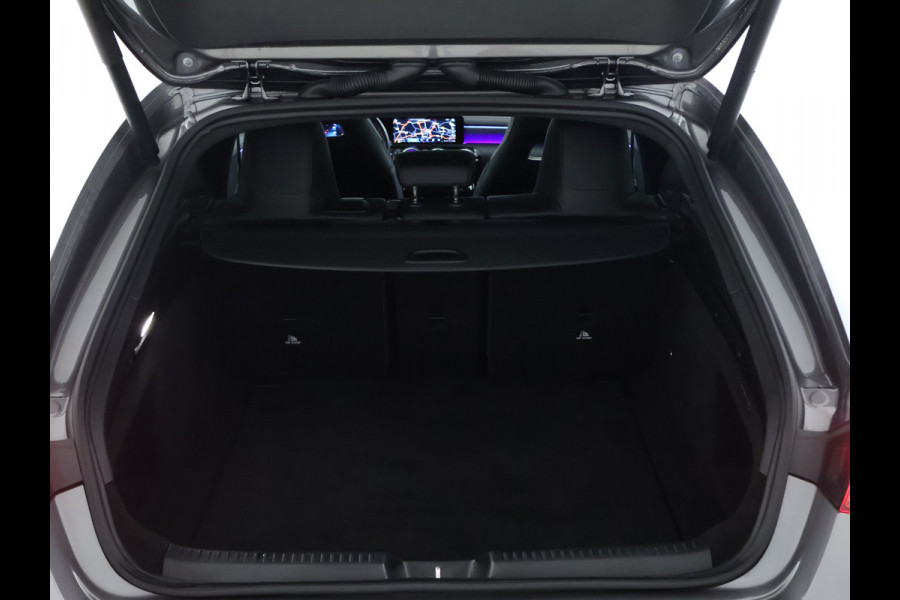 Mercedes-Benz CLA-Klasse Shooting Brake 200 Business Solution AMG Panoramadak | 5 spaaks lichtmetalen velgen | elct. bed. voorstoelen met memory | parking support met camera achter | Inclusief 24 maanden MB Certified garantie voor Europa.