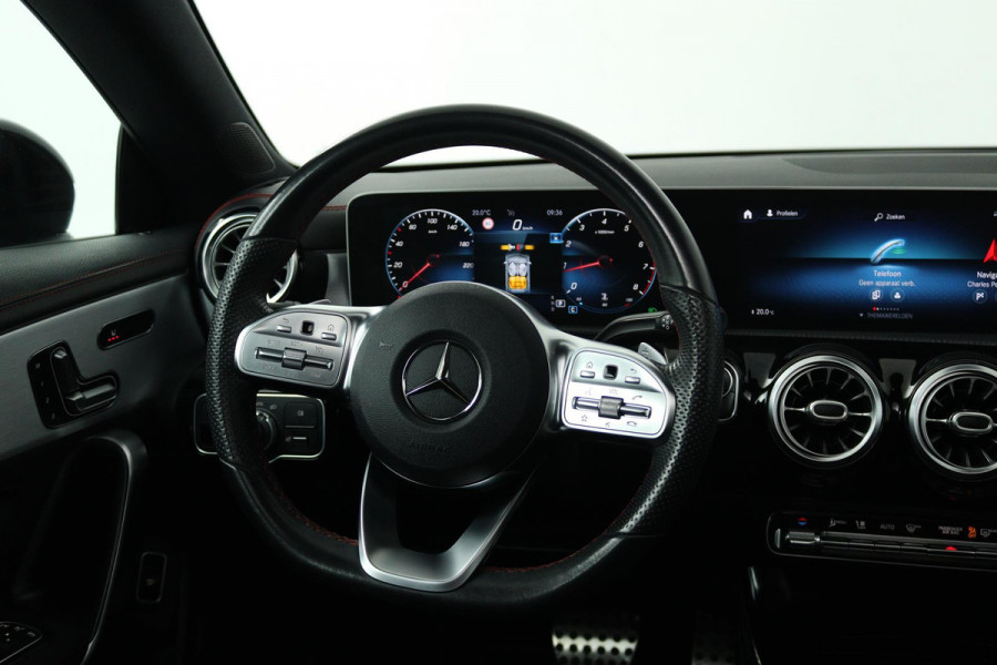 Mercedes-Benz CLA-Klasse 200 Business Solution AMG (PANORAMADAK, SFEERVERLICHTING, STOELVERWARMING, CAMERA, PARKEERSENSOREN)