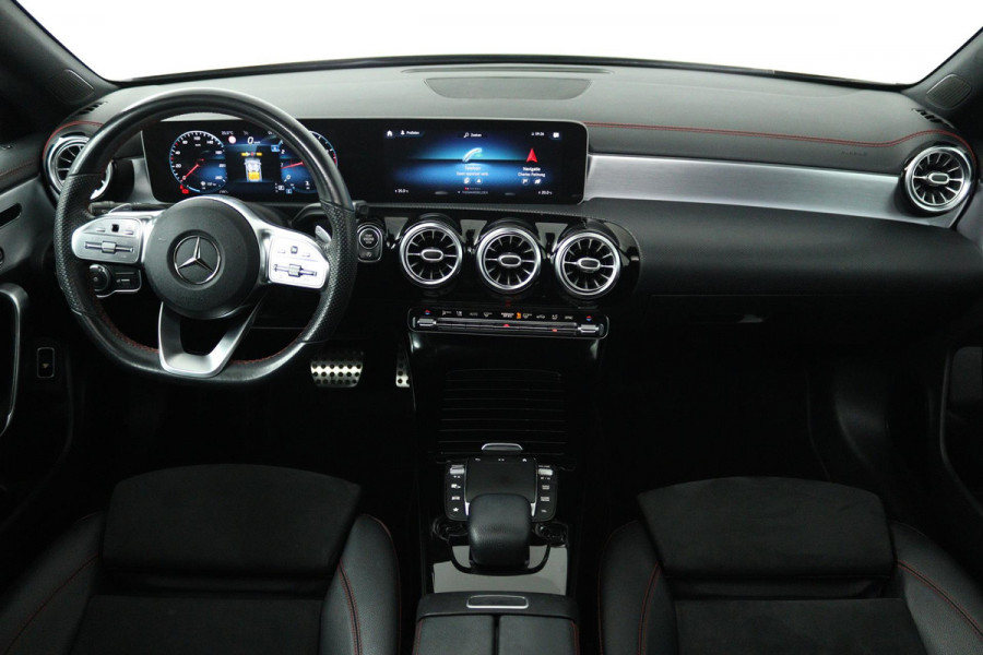 Mercedes-Benz CLA-Klasse 200 Business Solution AMG (PANORAMADAK, SFEERVERLICHTING, STOELVERWARMING, CAMERA, PARKEERSENSOREN)