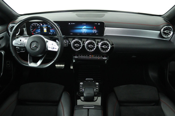 Mercedes-Benz CLA-Klasse 200 Business Solution AMG (PANORAMADAK, SFEERVERLICHTING, STOELVERWARMING, CAMERA, PARKEERSENSOREN)