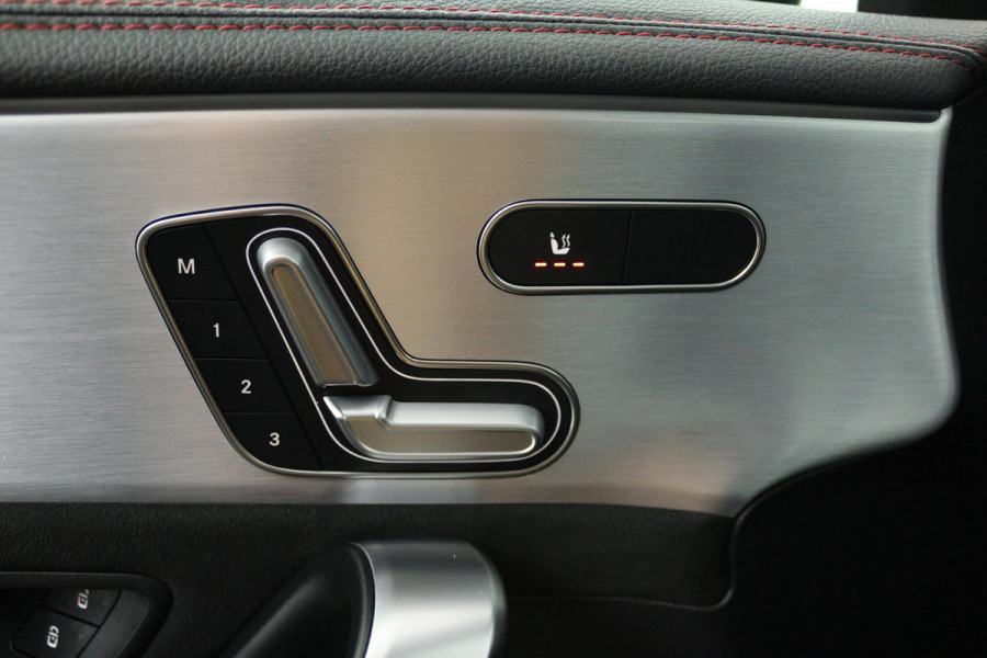 Mercedes-Benz CLA-Klasse 200 Business Solution AMG (PANORAMADAK, SFEERVERLICHTING, STOELVERWARMING, CAMERA, PARKEERSENSOREN)
