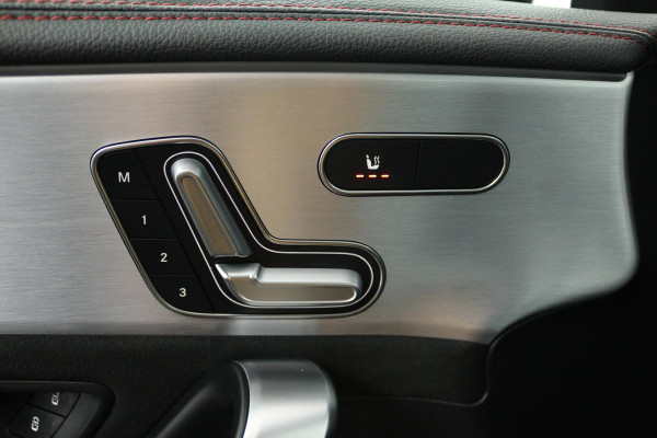 Mercedes-Benz CLA-Klasse 200 Business Solution AMG (PANORAMADAK, SFEERVERLICHTING, STOELVERWARMING, CAMERA, PARKEERSENSOREN)