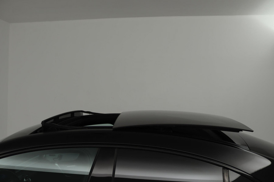 Mercedes-Benz CLA-Klasse 200 Business Solution AMG (PANORAMADAK, SFEERVERLICHTING, STOELVERWARMING, CAMERA, PARKEERSENSOREN)