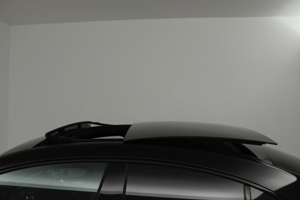 Mercedes-Benz CLA-Klasse 200 Business Solution AMG (PANORAMADAK, SFEERVERLICHTING, STOELVERWARMING, CAMERA, PARKEERSENSOREN)