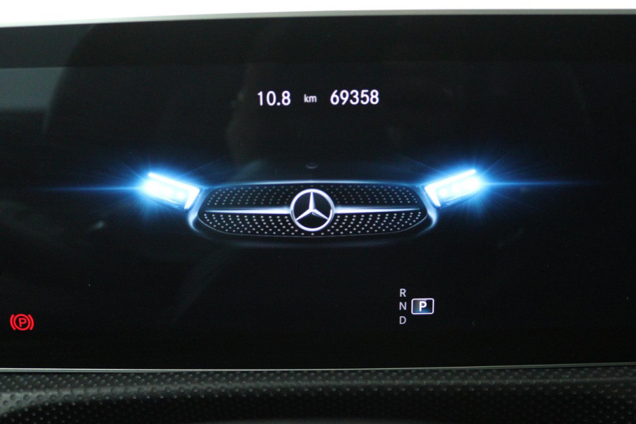 Mercedes-Benz CLA-Klasse 200 Business Solution AMG (PANORAMADAK, SFEERVERLICHTING, STOELVERWARMING, CAMERA, PARKEERSENSOREN)