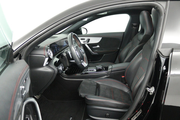 Mercedes-Benz CLA-Klasse 200 Business Solution AMG (PANORAMADAK, SFEERVERLICHTING, STOELVERWARMING, CAMERA, PARKEERSENSOREN)