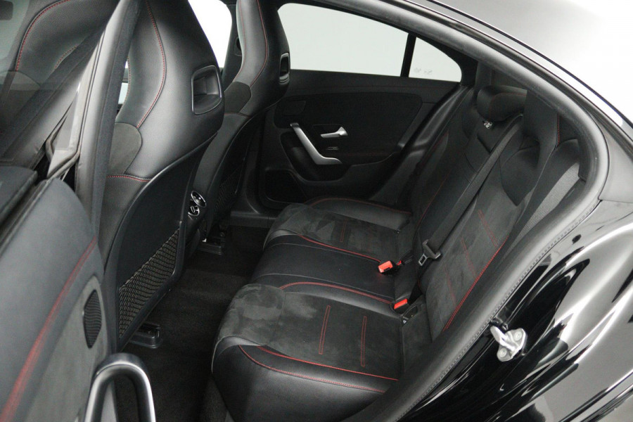 Mercedes-Benz CLA-Klasse 200 Business Solution AMG (PANORAMADAK, SFEERVERLICHTING, STOELVERWARMING, CAMERA, PARKEERSENSOREN)
