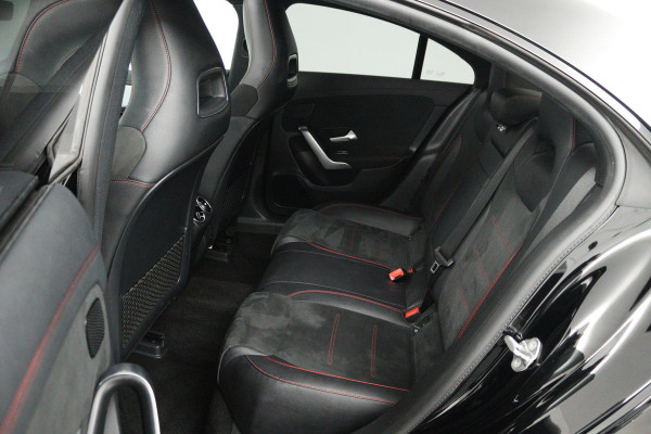Mercedes-Benz CLA-Klasse 200 Business Solution AMG (PANORAMADAK, SFEERVERLICHTING, STOELVERWARMING, CAMERA, PARKEERSENSOREN)