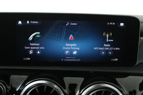 Mercedes-Benz CLA-Klasse 200 Business Solution AMG (PANORAMADAK, SFEERVERLICHTING, STOELVERWARMING, CAMERA, PARKEERSENSOREN)