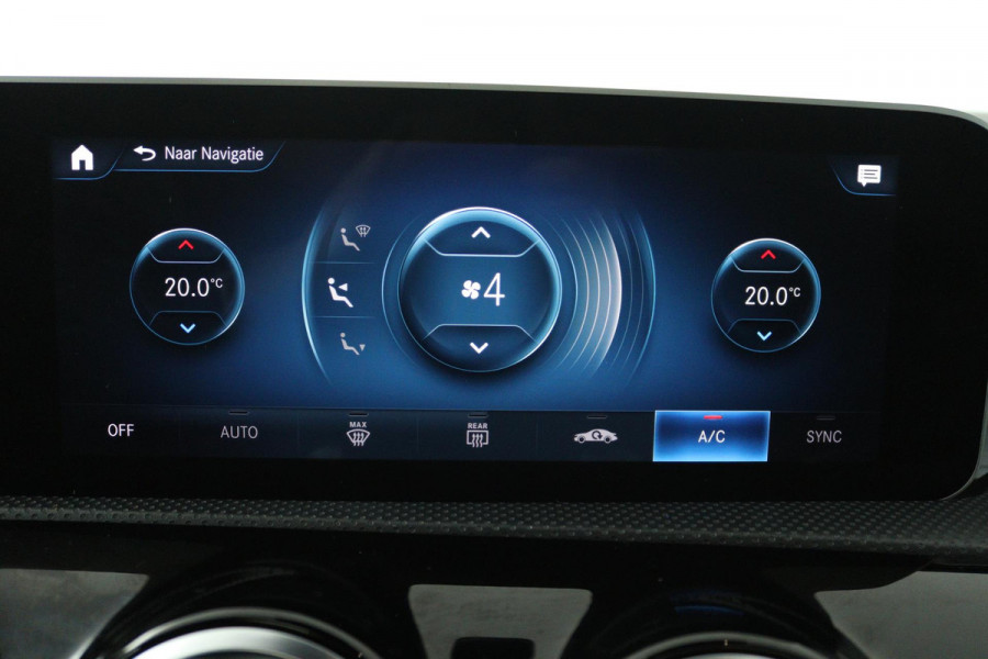 Mercedes-Benz CLA-Klasse 200 Business Solution AMG (PANORAMADAK, SFEERVERLICHTING, STOELVERWARMING, CAMERA, PARKEERSENSOREN)