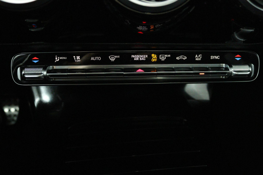 Mercedes-Benz CLA-Klasse 200 Business Solution AMG (PANORAMADAK, SFEERVERLICHTING, STOELVERWARMING, CAMERA, PARKEERSENSOREN)