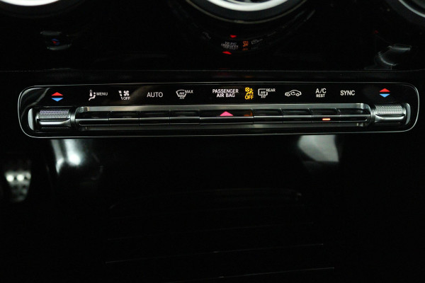 Mercedes-Benz CLA-Klasse 200 Business Solution AMG (PANORAMADAK, SFEERVERLICHTING, STOELVERWARMING, CAMERA, PARKEERSENSOREN)