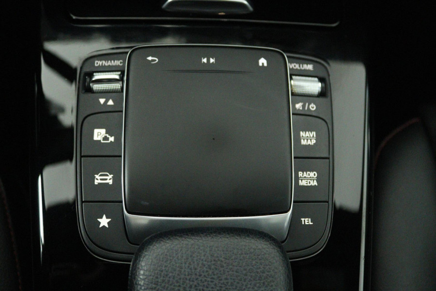 Mercedes-Benz CLA-Klasse 200 Business Solution AMG (PANORAMADAK, SFEERVERLICHTING, STOELVERWARMING, CAMERA, PARKEERSENSOREN)