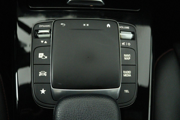 Mercedes-Benz CLA-Klasse 200 Business Solution AMG (PANORAMADAK, SFEERVERLICHTING, STOELVERWARMING, CAMERA, PARKEERSENSOREN)