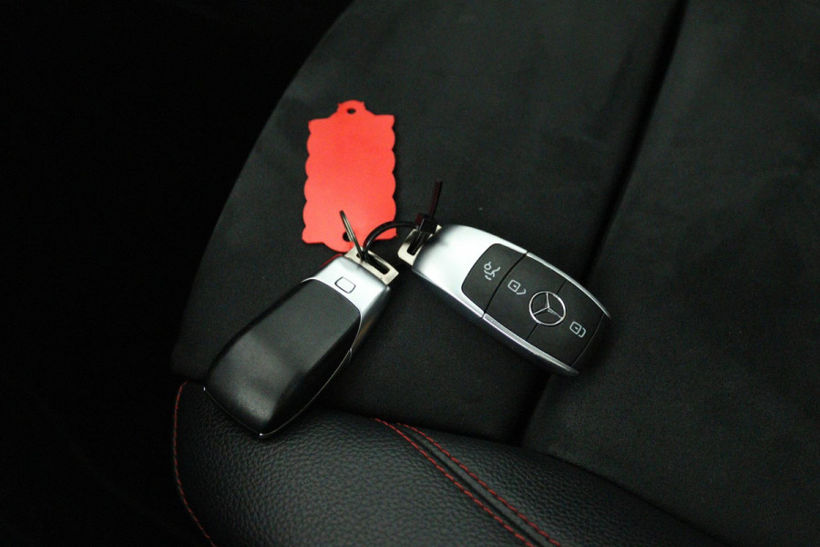 Mercedes-Benz CLA-Klasse 200 Business Solution AMG (PANORAMADAK, SFEERVERLICHTING, STOELVERWARMING, CAMERA, PARKEERSENSOREN)